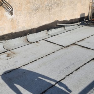 גג עם יריעות ביטומניות ואיטום בזפת שחורה