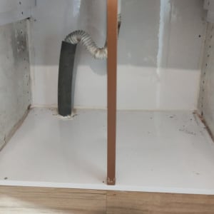 צינור מתכת גמיש מתחת לכיור במטבח