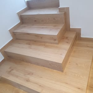 מדרגות עץ נקיות ומבריקות ללא לכלוך נראה לעין