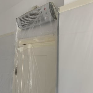 דלת ומזגן מכוסים בניילון לקראת צביעה