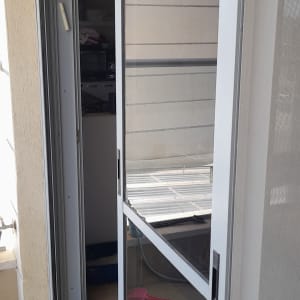 דלת הזזה מאלומיניום עם מסגרת זכוכית