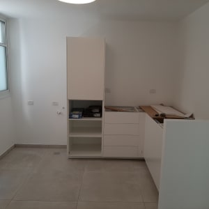 ארון לבן עם מגירות וחלקי עץ להרכבה