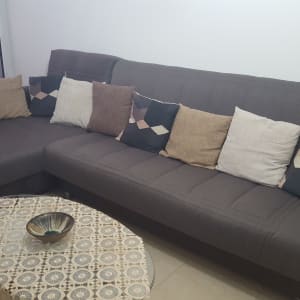 כריות צבעוניות על ספה אפורה בסלון