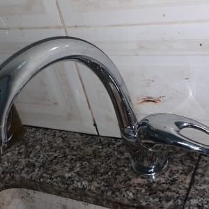 ברז מטבח כסוף על שיש עם כיור מלוכלך