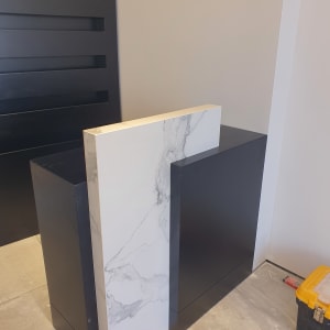 לוח שיש לבן עם עורקים אפורים על רקע כהה