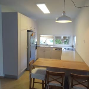 מטבח עם משטח שיש בהיר ליד כיור