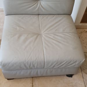 ספה אפורה עם כתמים קלים על הריפוד