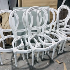 מסגרות כיסאות לבנות ללא ריפוד, מסודרות בשורה