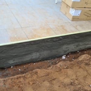 קיר בטון אטום עם חומר איטום ירוק