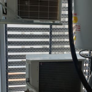 יחידת מיזוג אוויר ומיכל מים עם צינורות