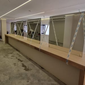 מראות גדולות מונחות על דלפק עץ בחדר