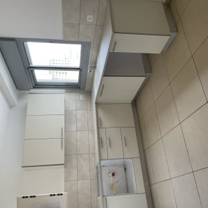 מטבח ריק עם ארונות וכיור לניקוי