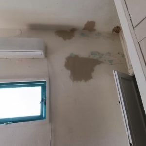 קיר עם כתמי רטיבות ותקרה מתקלפת