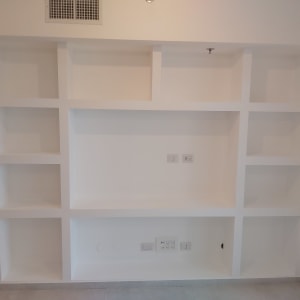 מדפי גבס לבנים עם שקעים חשמליים