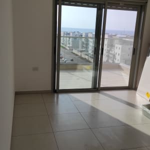 רצפה נקייה עם סימני שטיפה ליד חלון גדול