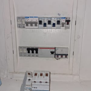 לוח חשמל עם מפסקים וכלים חשמליים