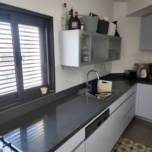 ארון זכוכית במטבח עם בקבוקים על המדף