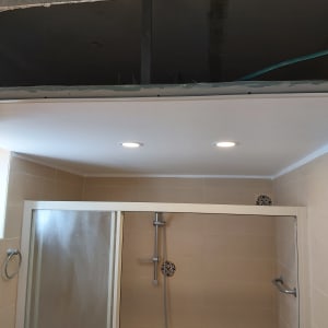 תקרת גבס פתוחה עם חוטים חשופים