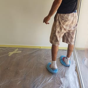 רצפה מכוסה בניילון להגנה במהלך שיפוץ