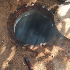 בור פתוח עם כלים על הקרקע