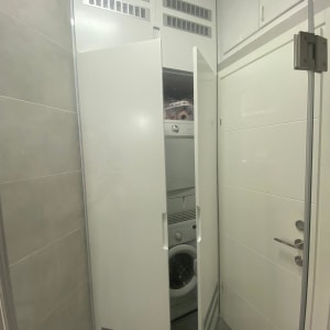 ארון לבן עם דלתות פתוחות וחור אוורור