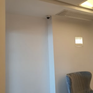 מצלמת אבטחה מותקנת בפינת תקרה בחדר