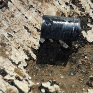 צינור שחור על רקע אבן