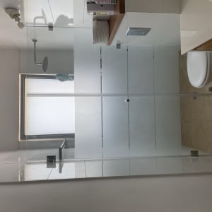 מקלחת עם ראש גשם ודלת זכוכית