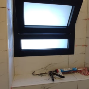 חלון אלומיניום שחור עם זכוכית חלבית