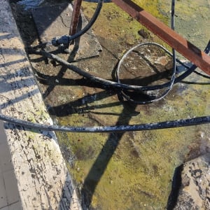 צינורות מחוברים עם אטם על משטח רטוב