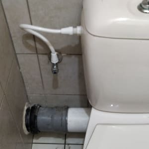 אסלה עם צינור מים ושסתום חיבור