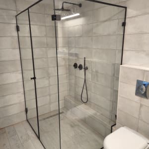 מקלחון זכוכית עם ראש מקלחת ומוט תלייה