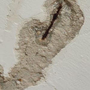 סדק בקיר עם חלודה נראית