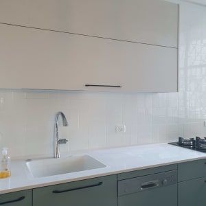 מטבח משופץ עם כיור וברז חדשים