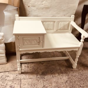 ריפוד לבן על ספסל עץ עם מגירה