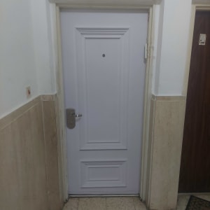 דלת לבנה עם ידית מתכת כסופה