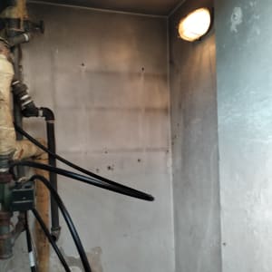 קיר עם צינורות ומנורה, מתאים לצביעה