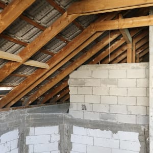 קורות עץ תומכות בגג רעפים בחלל עליית גג