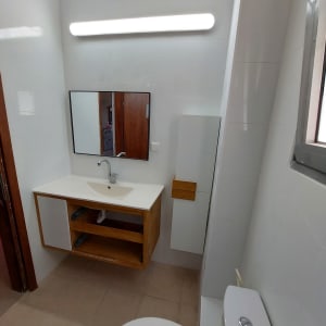 חדר אמבטיה עם כיור חדש ומראה