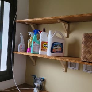 מדפים עם חומרי ניקוי וכלי עבודה