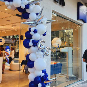 קשת בלונים כחולים ולבנים עם מספר 66