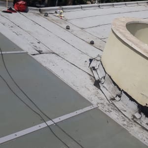 גג עם חומרי איטום וכלי עבודה