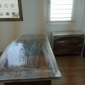 רהיטים עטופים בניילון לקראת מעבר דירה