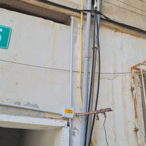 צינורות חשמל וקופסת חיבורים על קיר חיצוני