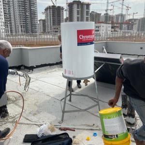 דוד שמש מותקן על גג עם כלים וחומרים מסביב