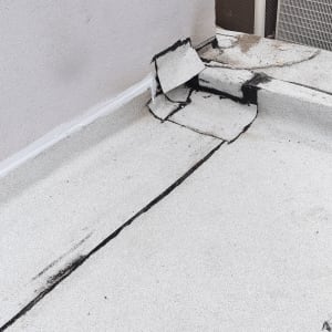 חומר איטום על גג עם חיבורים שחורים