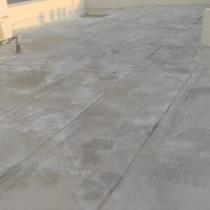 גג שטוח עם צינור מים וכלי עבודה