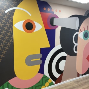 ציור קיר צבעוני עם דמויות גיאומטריות מופשטות