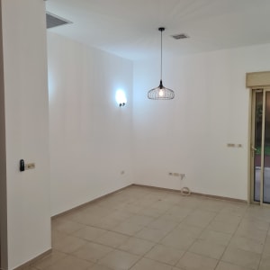חדר ריק עם רצפת אריחים ותאורה חדשה