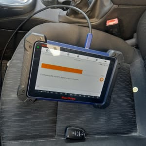 מכשיר אבחון רכב על מושב עם מפתח רכב